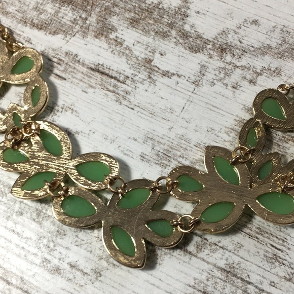 Forever 21 Green Leaf Statement Necklace 20.5” - Picture 9 of 9